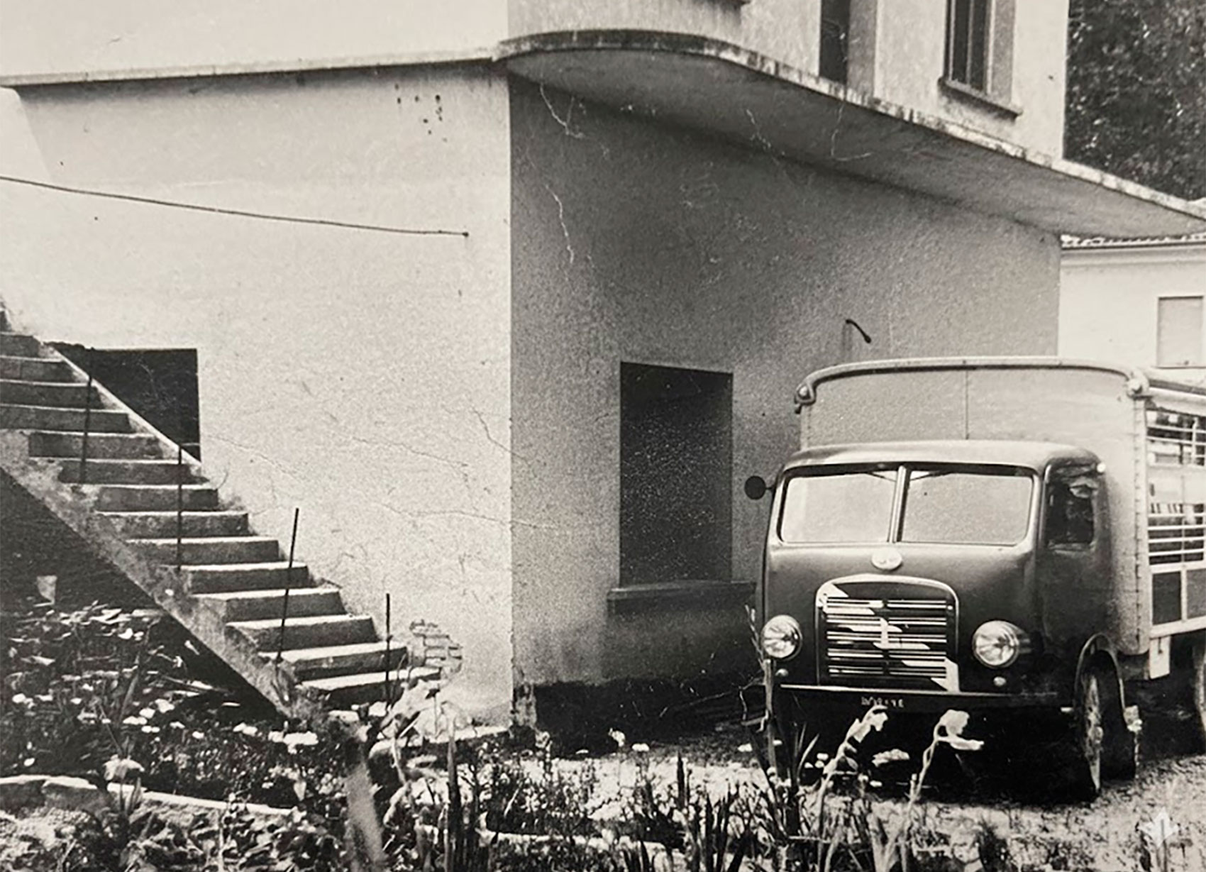 Camion storico Bellotto Trasporti durante uno dei primi trasporti dell’azienda, simbolo di oltre 40 anni di esperienza nei traslochi professionali