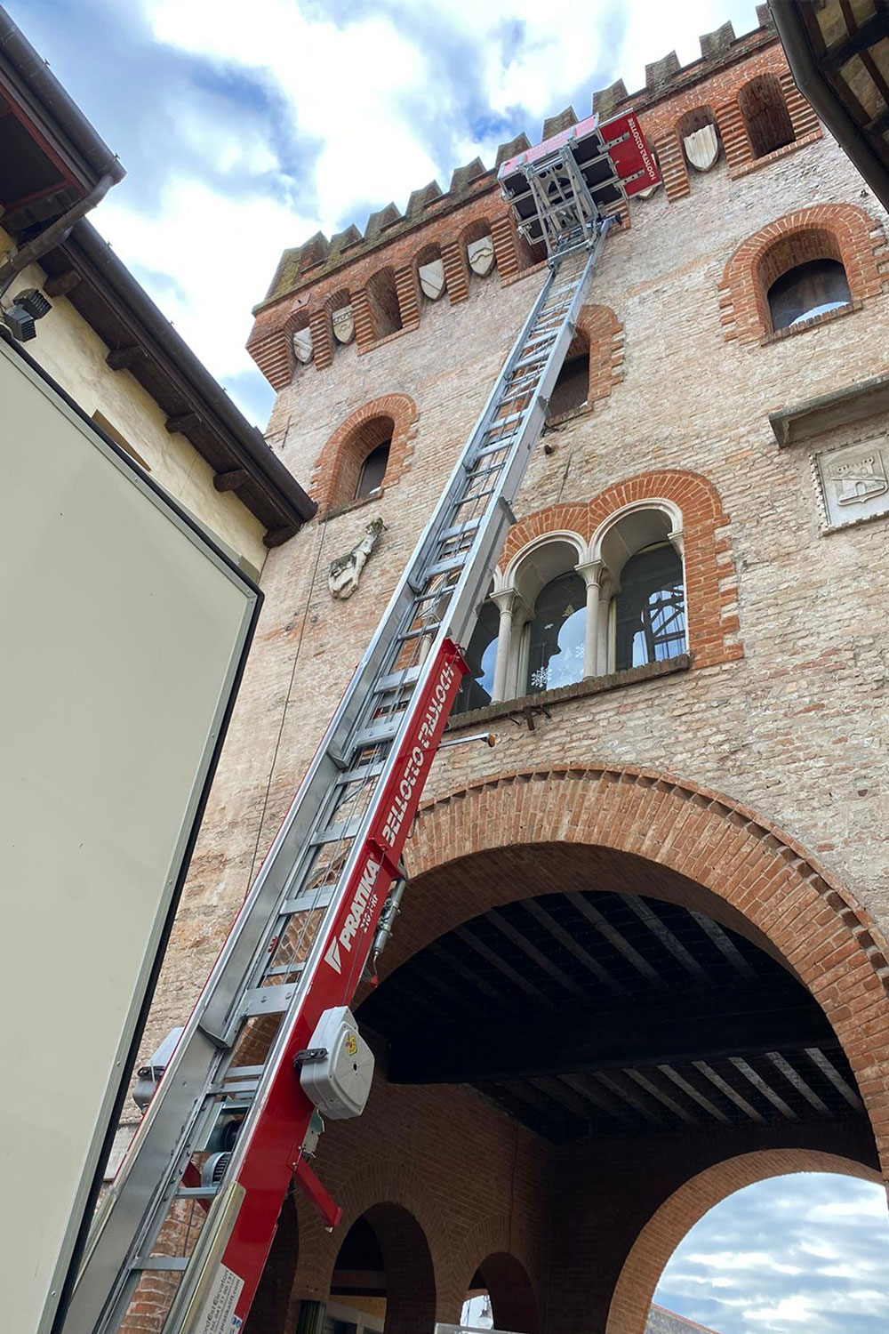 Autoscala Bellotto sbracciata su un edificio storico durante un trasloco