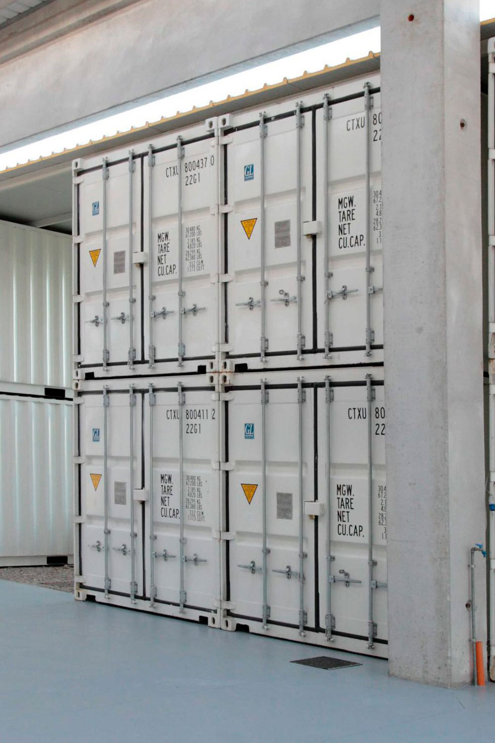 Serie di conteiner impilati a due file da tre per il deposito sicuro dei beni