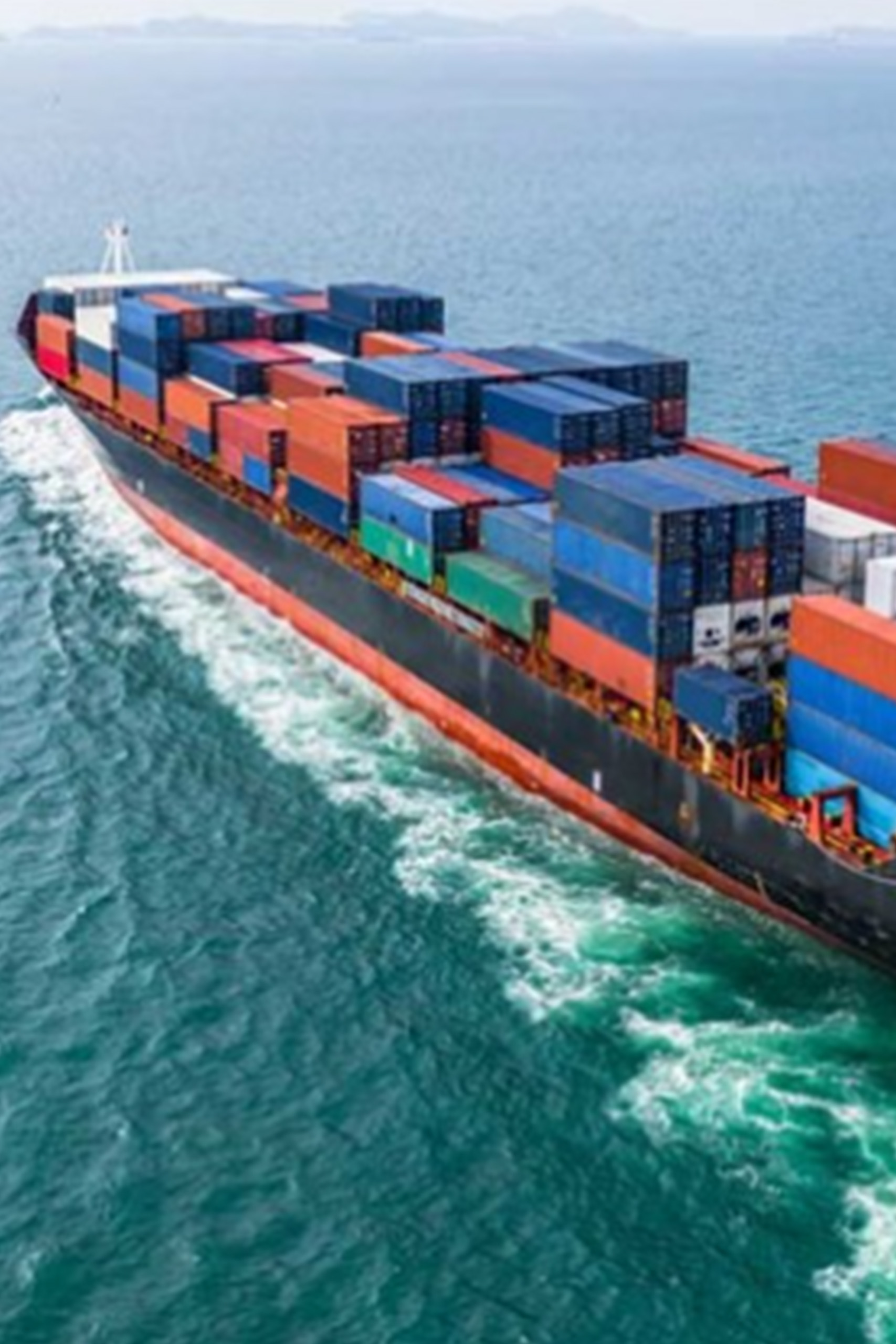 Nave cargo in navigazione con container, servizio di traslochi internazionali