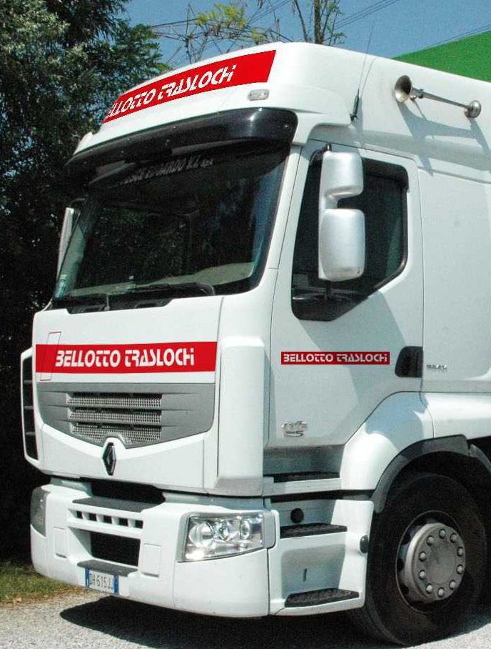 Motrice con il logo Bellotto Traslochi parcheggiata pronta per i trasporti