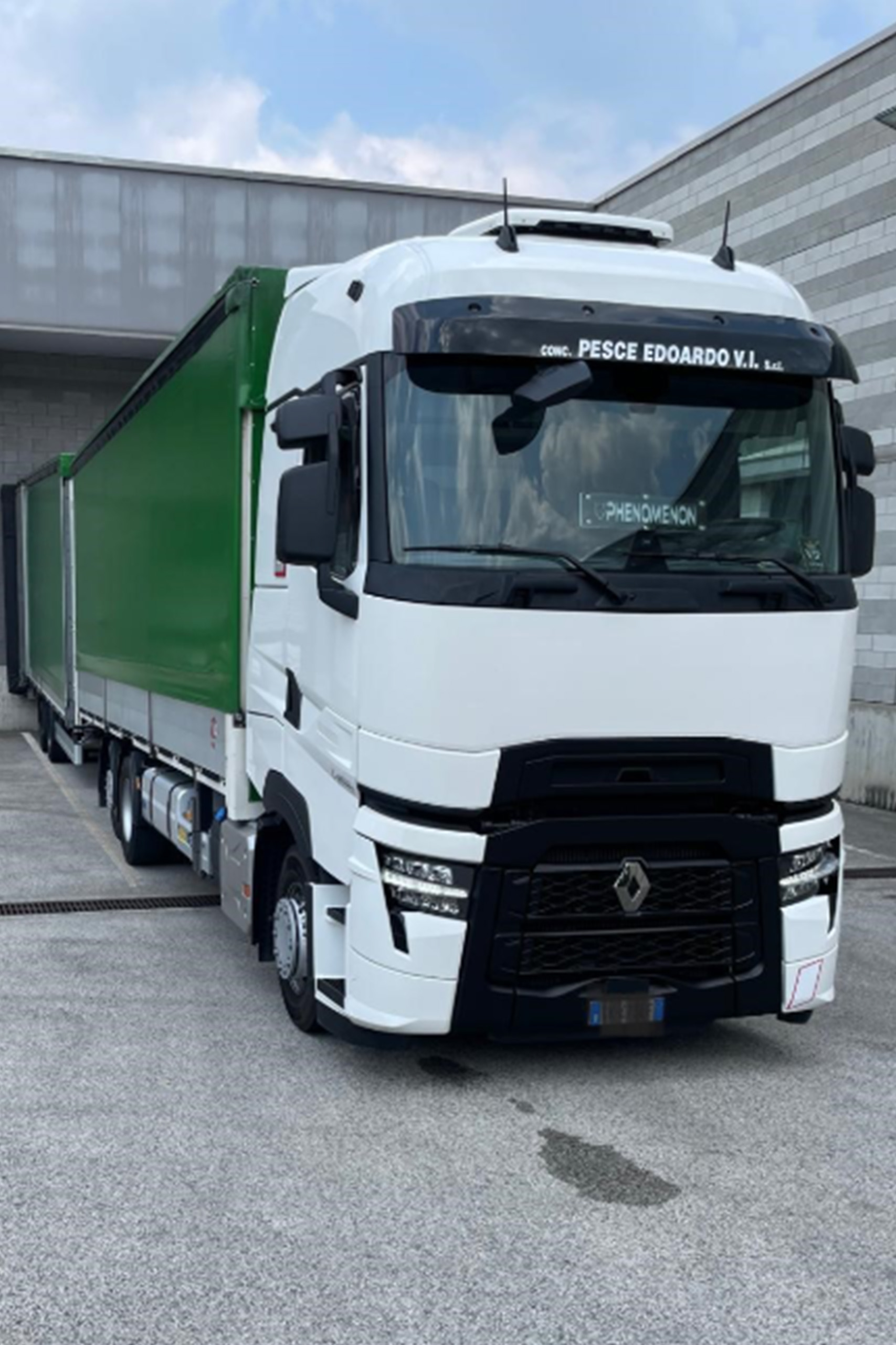 Autotreno Bellotto Trasporti in servizio per trasporto merci a carico completo, garantendo puntualità e sicurezza